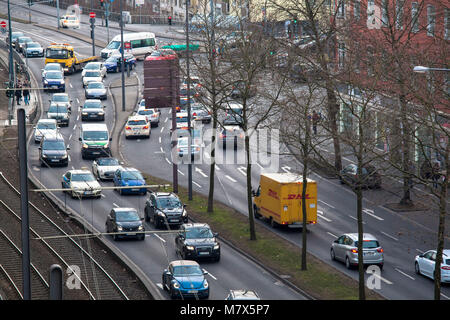 Deutschland, Köln, die Straße Clevischer Ring im Bezirk Mülheim an der Ruhr, die höchsten Gipfel auf stickstoffdioxid Kontamination in Nordrhein-Westfalen, Stockfoto