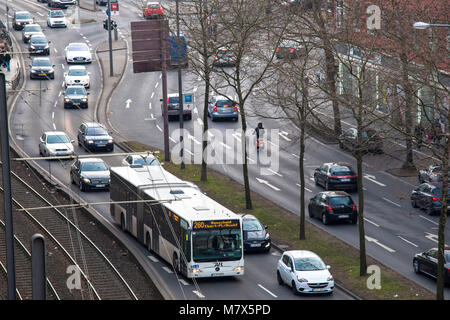 Deutschland, Köln, die Straße Clevischer Ring im Bezirk Mülheim an der Ruhr, die höchsten Gipfel auf stickstoffdioxid Kontamination in Nordrhein-Westfalen, Stockfoto