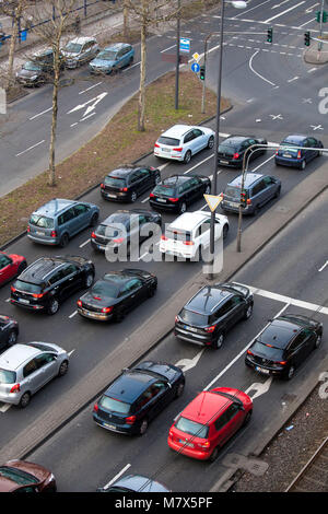 Deutschland, Köln, die Straße Clevischer Ring im Bezirk Mülheim an der Ruhr, die höchsten Gipfel auf stickstoffdioxid Kontamination in Nordrhein-Westfalen, Stockfoto