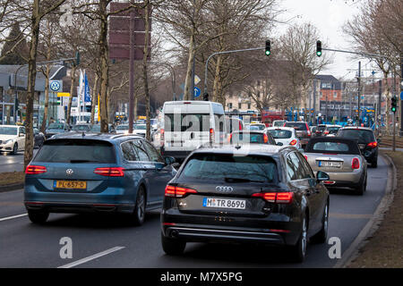 Deutschland, Köln, die Straße Clevischer Ring im Bezirk Mülheim an der Ruhr, die höchsten Gipfel auf stickstoffdioxid Kontamination in Nordrhein-Westfalen, Stockfoto