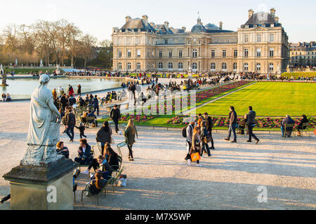 Paris (Frankreich): Gärten von Luxemburg Palace, der Heimat des französischen Senats, in der 6. Arrondissement (Bezirk) Stockfoto