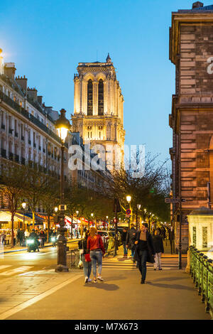 Paris (Frankreich): Notre-Dame de Paris und der Straße "Rue d'Arcole' auf der Ile de la Cite, im 4. Arrondissement (Bezirk) Stockfoto