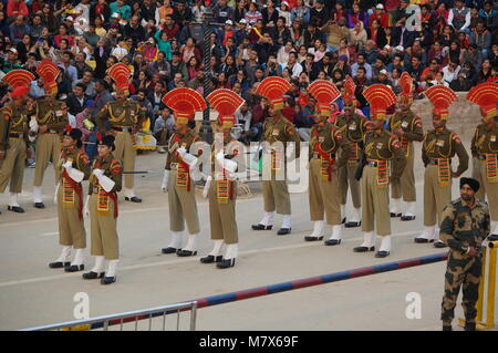 Die Schließung der Grenze zwischen Indien und Pakistan. Zeremonie aus Indien. Stockfoto