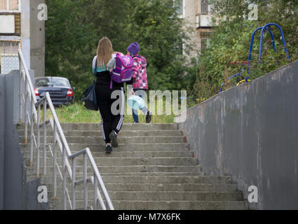 Mutters Hand führen seine Tochter Kind gehen zur Schule, hand oder Vertrauen Familienkonzept Stockfoto