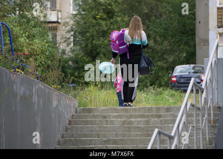 Mutters Hand führen seine Tochter Kind gehen zur Schule, hand oder Vertrauen Familienkonzept Stockfoto