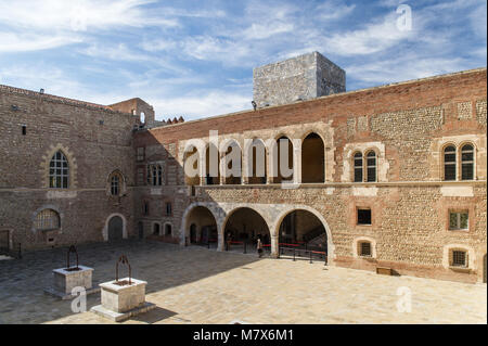 Perpignan (Südfrankreich). Innenhof und Gebäude der Palast der Könige von Mallorca (Palau dels Reis de Mallorca in Katalanisch) auf der Uhr entfernt Stockfoto