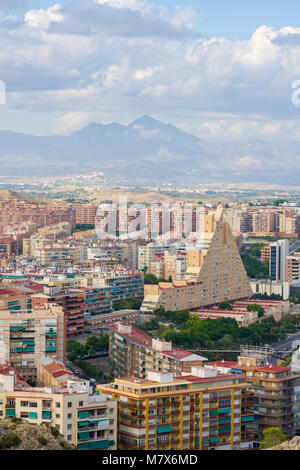 Luftaufnahme über Alicante Stadt von Santa Barbara Burg auf dem Berg Benacantil, Spanien. Stockfoto