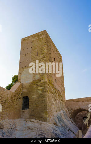 Die Burg Santa Barbara auf dem Berg Benacantil in die Stadt Alicante, Spanien. Stockfoto