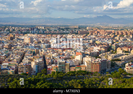 Luftaufnahme über Alicante Stadt von Santa Barbara Burg auf dem Berg Benacantil, Spanien. Stockfoto