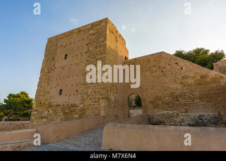 Die Burg Santa Barbara auf dem Berg Benacantil in die Stadt Alicante, Spanien. Stockfoto