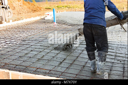 Closeup Schuß von Guss auf die Stärkung der Metal Bars von Boden in der industriellen Baustelle Stockfoto