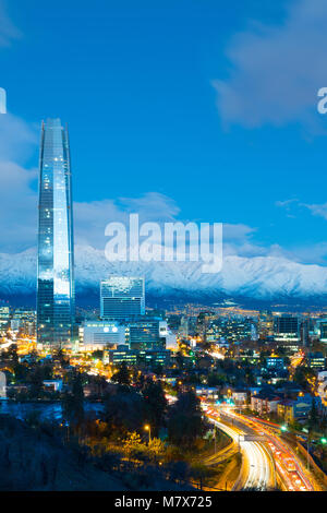 Skyline von Financial District in Providencia mit Los Andes Berge im Rücken, Santiago de Chile Stockfoto