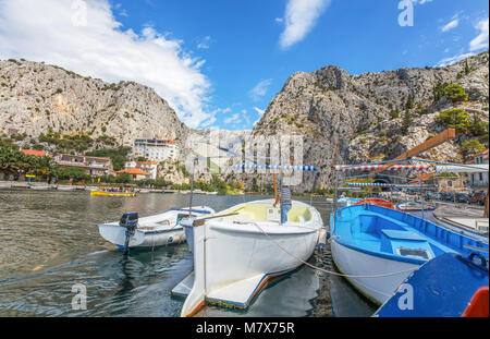 Blick auf den Fluss Cetina um Omis (almissa) Stadt, Dalmatien, Kroatien / Schluchten / Fluss / Grün / Berge Stockfoto