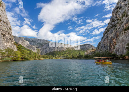 Blick auf den Fluss Cetina um Omis (almissa) Stadt, Dalmatien, Kroatien / Schluchten / Fluss / Grün / Berge Stockfoto