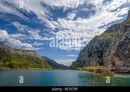 Blick auf den Fluss Cetina um Omis (almissa) Stadt, Dalmatien, Kroatien / Schluchten / Fluss / Grün / Berge Stockfoto