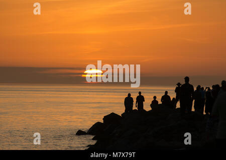 Menschen beobachten Sonnenuntergang über dem Golf von Mexiko im Süden Jetty in Venedig FLorida Stockfoto