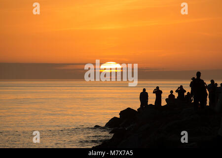 Menschen beobachten Sonnenuntergang über dem Golf von Mexiko im Süden Jetty in Venedig FLorida Stockfoto