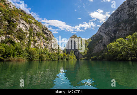 Blick auf den Fluss Cetina um Omis (almissa) Stadt, Dalmatien, Kroatien / Schluchten / Fluss / Grün / Berge Stockfoto