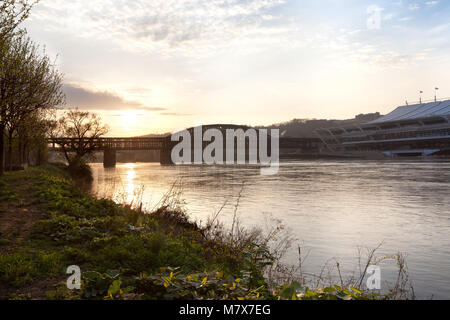 Brücke über den Allegheny River bei Sonnenuntergang, Pittsburgh, Pennsylvania, USA Stockfoto