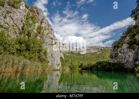 Blick auf den Fluss Cetina um Omis (almissa) Stadt, Dalmatien, Kroatien / Schluchten / Fluss / Grün / Berge Stockfoto