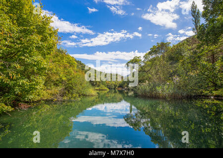 Blick auf den Fluss Cetina um Omis (almissa) Stadt, Dalmatien, Kroatien / Schluchten / Fluss / Grün / Berge Stockfoto