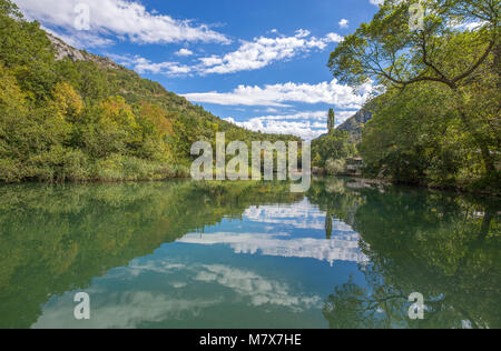 Blick auf den Fluss Cetina um Omis (almissa) Stadt, Dalmatien, Kroatien / Schluchten / Fluss / Grün / Berge Stockfoto