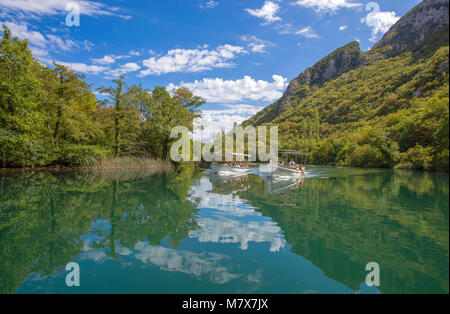 OMIS, Kroatien am 17. September 2017 - Blick auf den Fluss Cetina um Omis (almissa) Stadt, Dalmatien, Kroatien / Schluchten / Fluss / Grün / Berge Stockfoto