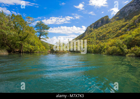 Blick auf den Fluss Cetina um Omis (almissa) Stadt, Dalmatien, Kroatien / Schluchten / Fluss / Grün / Berge Stockfoto