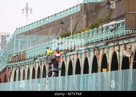 Gutachter prüfen die Eiserne Arbeit auf Madeira Terrasse direkt an der Meeresküste von Brighton. Insgesamt 148 Bögen sind vollständig bei geschätzten Kosten von mehr als 24 Millionen £ Pfund wiederhergestellt werden. Die gesamte Grad II - Gelistet Gusseisen Struktur, die Formen von Brighton Madeira Terrassen wurde geschlossen, um die Öffentlichkeit über Furcht Teile zusammenbrechen könnte. Stockfoto