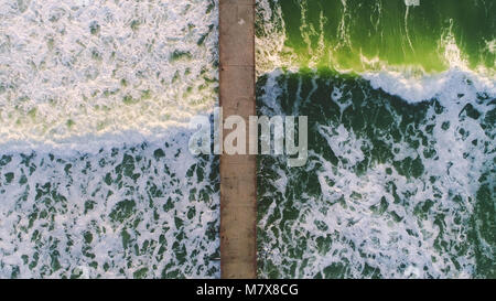 Luftaufnahme von Wellen im Meer., Brücke, grün,