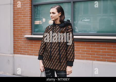 Mailand, Italien - 22. Februar 2018: Fashion Model in einem Fendi Bekleidung nach Fendi fashion show in Mailand auf der Modewoche posieren. Stockfoto