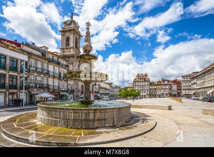 GUIMARAES, PORTUGAL - 16. JUNI 2016: toural Square (Largo do Toural), im Zentrum von Guimaraes, Portugal. Stockfoto