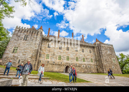 GUIMARAES, PORTUGAL - 16. JUNI 2016: Schloss Guimaraes in Guimaraes, Braga District, Portugal. Es ist eine der ältesten Portugiesischen Burgen. Alfonso I Er Stockfoto