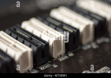 PCI-E-Steckplätze. Platine. Computer Motherboard Hintergrund. Stockfoto