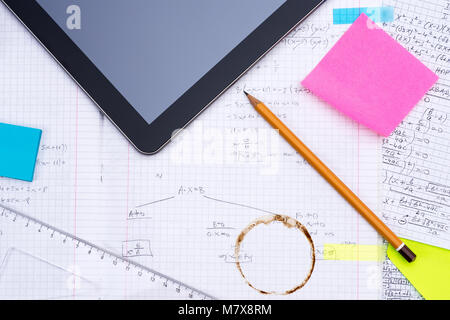 Digitale Tablet, Bleistift, Lineal über Blatt Papier mit mathematischen Formeln. Schule, Bildung und Wissenschaft Konzept. Stockfoto