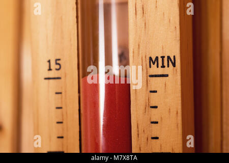 Sauna Thermometer auf Holzrahmen mit Celsius Stockfoto