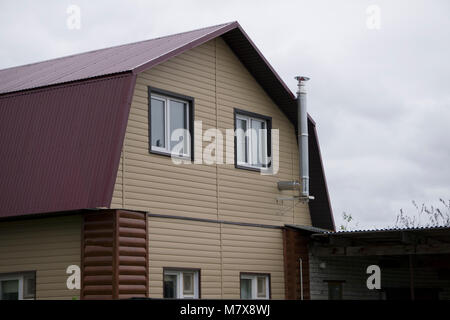 Schön von außen neu erbaute Luxusvilla. Yard mit grünem Gras und Gehweg führen zu kunstvoll überdachte Veranda und vorderen Eingang ausgelegt. Stockfoto