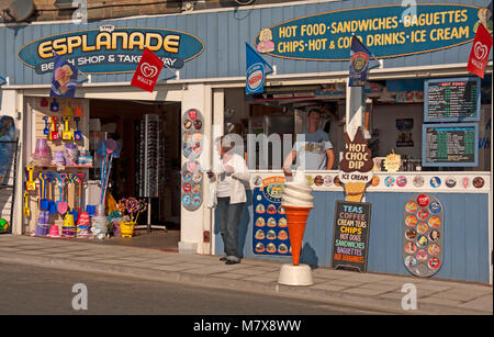 Sandown, Eis und Souvenir Shop Vorne, Isle of Wight, England, Stockfoto