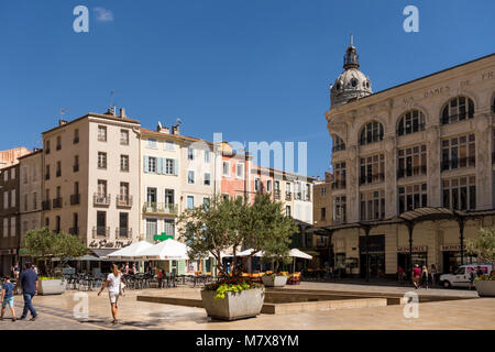 Blick auf den Place de l'Hotel de Ville (Rathausplatz), Narbonne, Royal, Frankreich Stockfoto