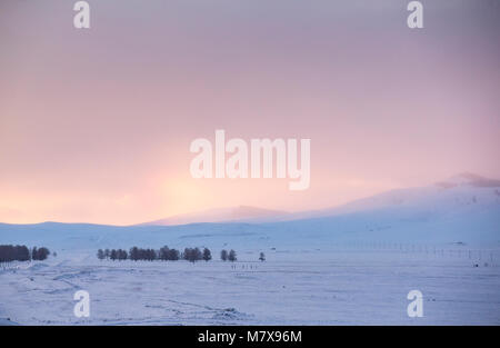 Sonnenuntergang in einer verschneiten Norden Mongolische Landschaft Stockfoto