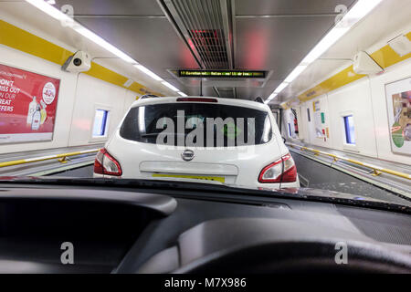 Fahrzeug in einem Schlitten auf der Euro Tunnel Zug von Frankreich nach Großbritannien oder von Großbritannien nach Frankreich Stockfoto