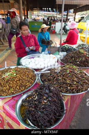 Kambodscha spider Markt - gebratene Spinnen zum Verkauf zu einem Essen im Insekt Marktstand, Skoun, Kambodscha, Asien Stockfoto