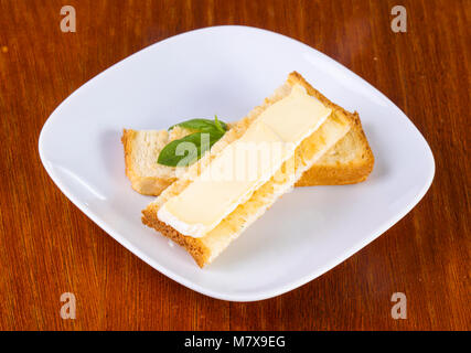 Sandwith mit Brie Käse über Holz- Hintergrund Stockfoto