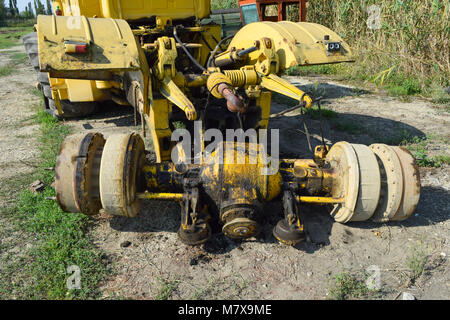 Hintere Hälfte eines großen Traktor. Zerlegen des Traktors. Große gelbe Traktor. Alten sowjetischen landwirtschaftlichen Maschinen. Stockfoto