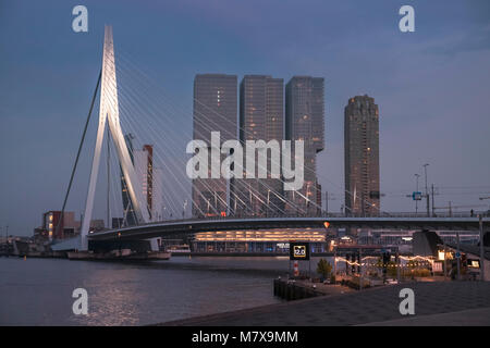 Erasmusbrug (Erasmus Brücke) und De Rotterdam Gebäude die Skyline in der Dämmerung, Rotterdam, Niederlande. Stockfoto