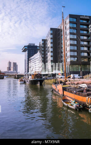 Leuvehaven Hafen, wo Boot Exponate aus dem Schifffahrtsmuseum und moderner niederländische Architektur gesehen werden kann zusammen, Rotterdam, Niederlande. Stockfoto