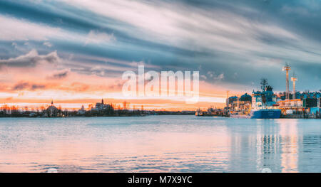 Helsinki, Finnland - 9. Dezember 2016: Sonnenaufgang Landschaft der Insel Blekholmen Valkosaari und Luoto Insel, der Hafen von Helsinki, Transport Terminal und Fer Stockfoto