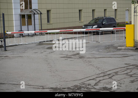 Automatisches Tor Schranke Parken schild Gebäude Eingang access security System Stockfoto