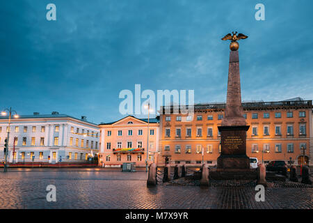 Helsinki, Finnland. Alte Stele Empress (1835) am Bahndamm in Helsinki am Abend oder in der Nacht die Beleuchtung. Berühmte beliebter Ort Stockfoto