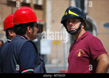 Feuerwehrmänner plan für die Sicherheit von Gebäuden nach dem Erdbeben von L'Aquila, Italien beschädigt. © Antonio Ciufo Stockfoto